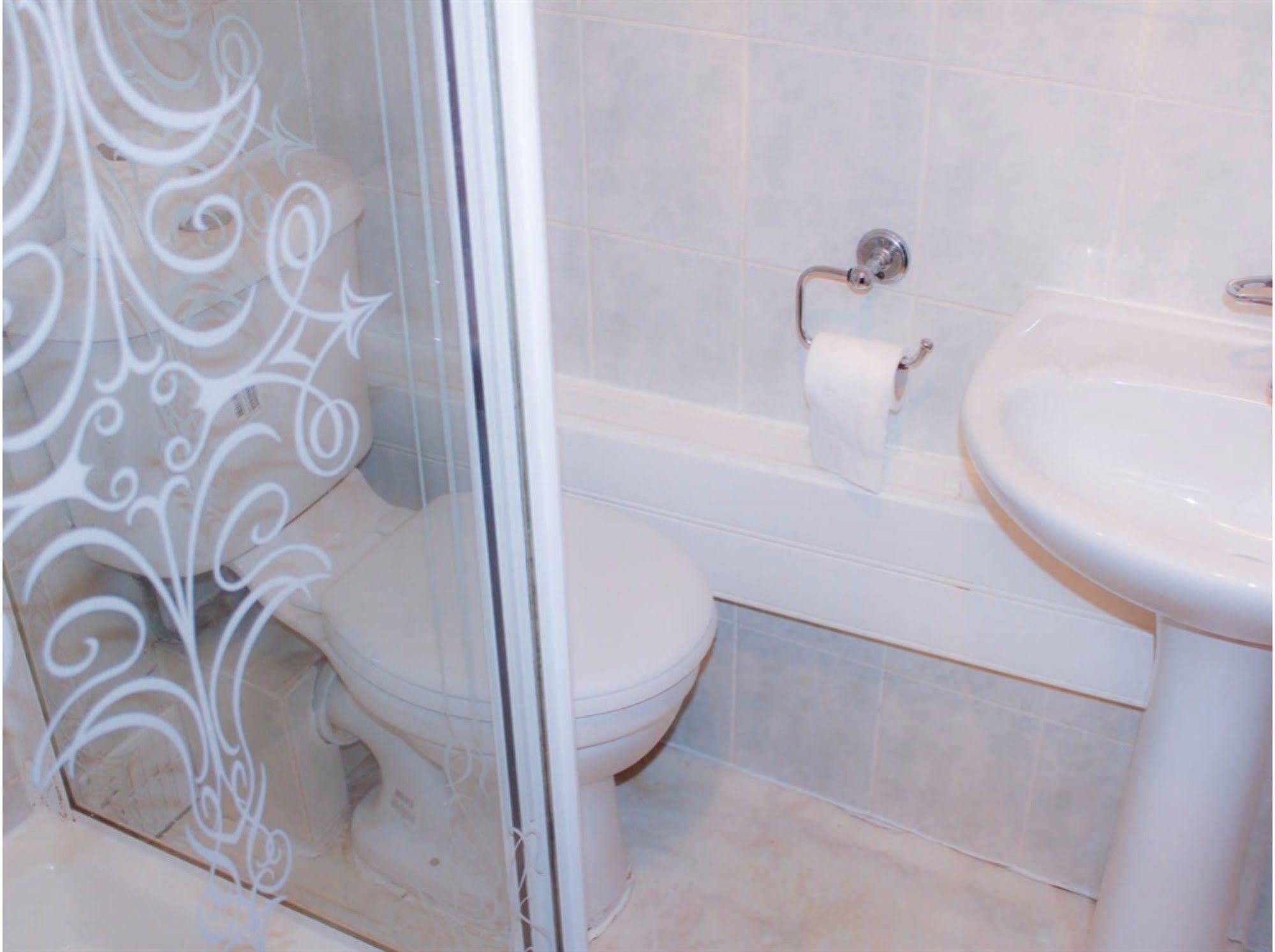 Lampton Guest House เฮาน์สโลว์ ภายนอก รูปภาพ