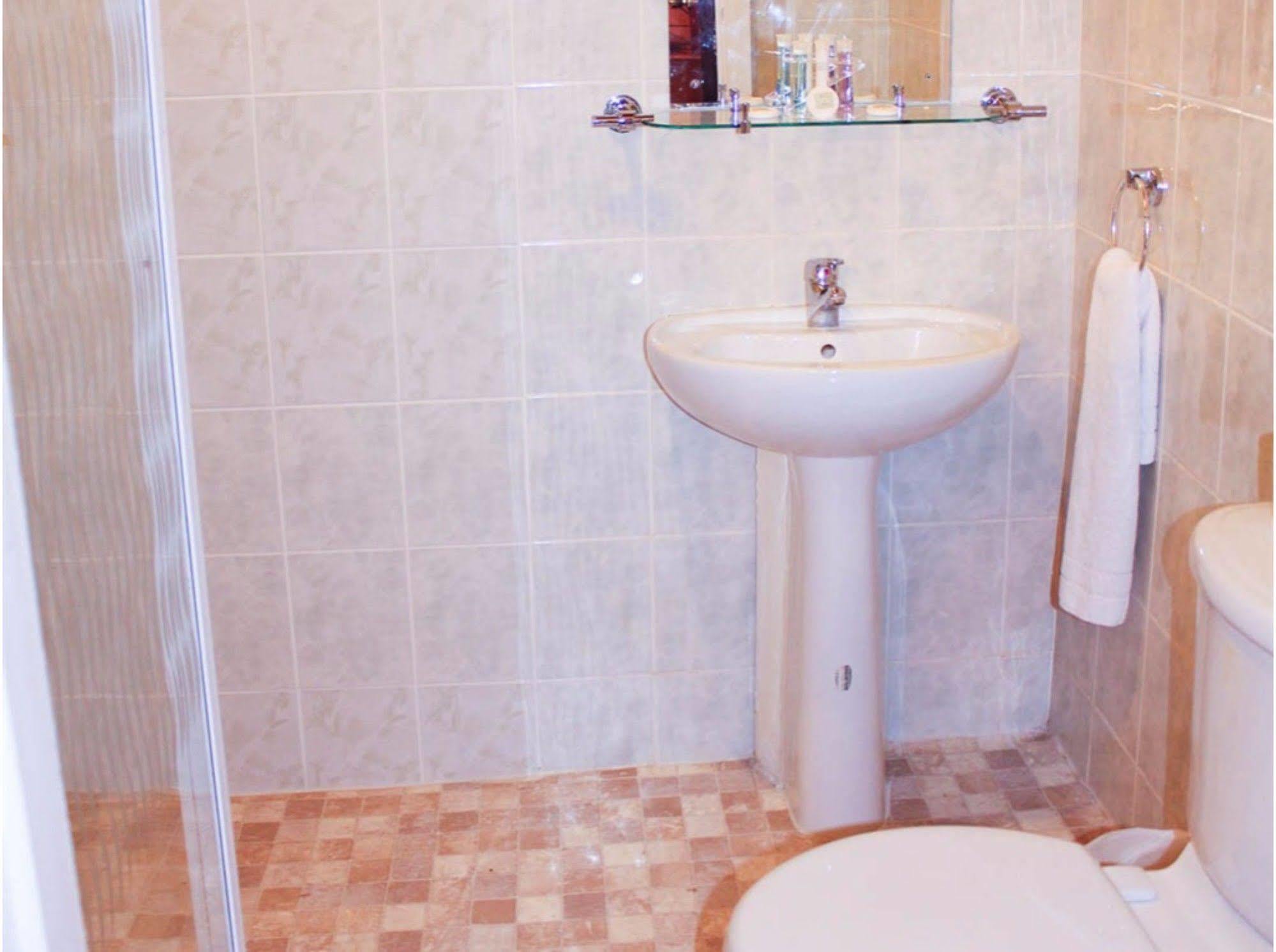 Lampton Guest House เฮาน์สโลว์ ภายนอก รูปภาพ