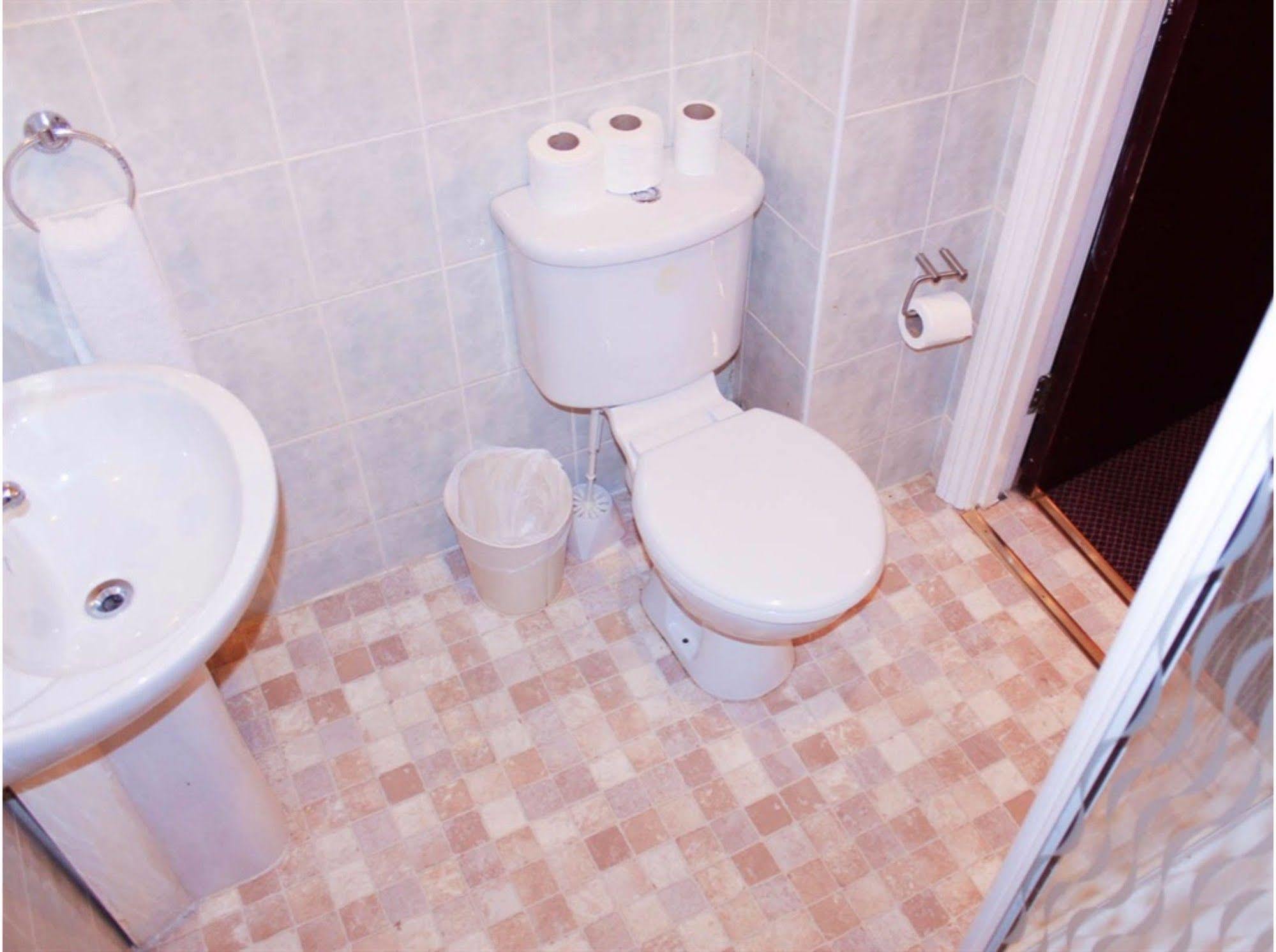 Lampton Guest House เฮาน์สโลว์ ภายนอก รูปภาพ